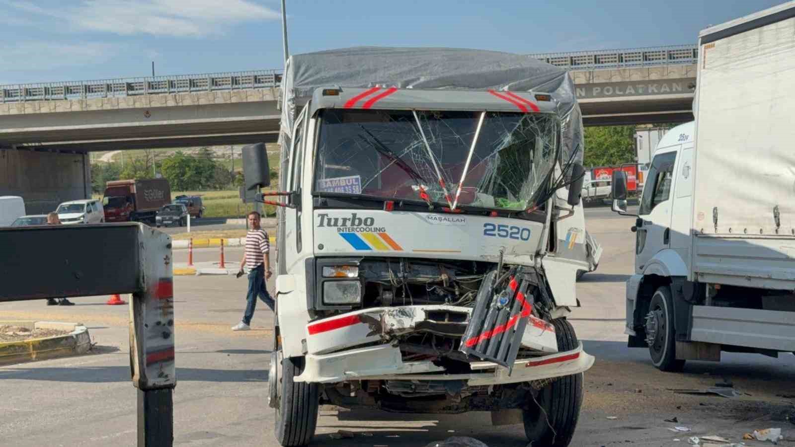 İki kamyonun karıştığı kazada sıkışan sürücüyü itfaiye ekipleri çıkardı 5 iki kamyonun karistigi kazada sikisan surucuyu itfaiye ekipleri cikardi 1 s9kSerL2