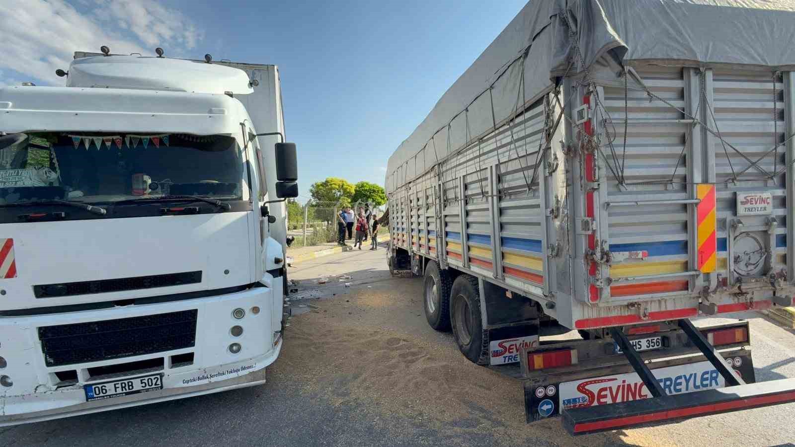 İki kamyonun karıştığı kazada sıkışan sürücüyü itfaiye ekipleri çıkardı 6 iki kamyonun karistigi kazada sikisan surucuyu itfaiye ekipleri cikardi 2 XWuFM7Ym