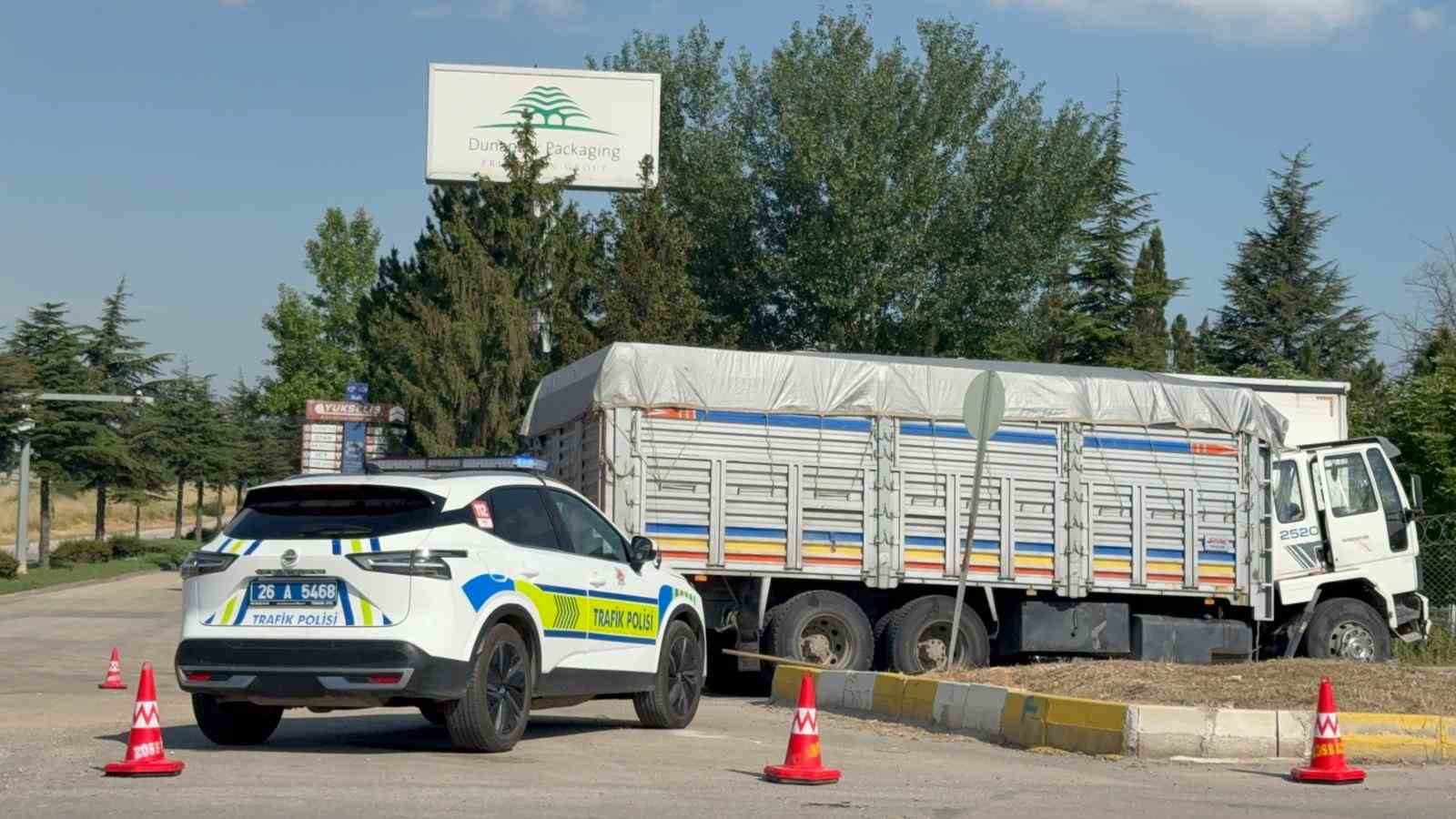 İki kamyonun karıştığı kazada sıkışan sürücüyü itfaiye ekipleri çıkardı 7 iki kamyonun karistigi kazada sikisan surucuyu itfaiye ekipleri cikardi 3 XgtSUwid