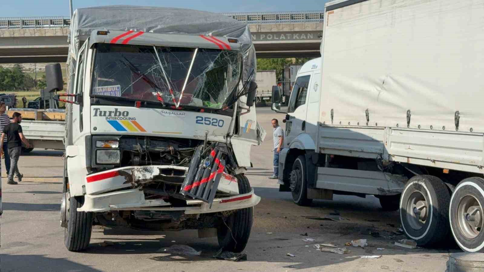 İki kamyonun karıştığı kazada sıkışan sürücüyü itfaiye ekipleri çıkardı 8 iki kamyonun karistigi kazada sikisan surucuyu itfaiye ekipleri cikardi 4 DrZhMNgM