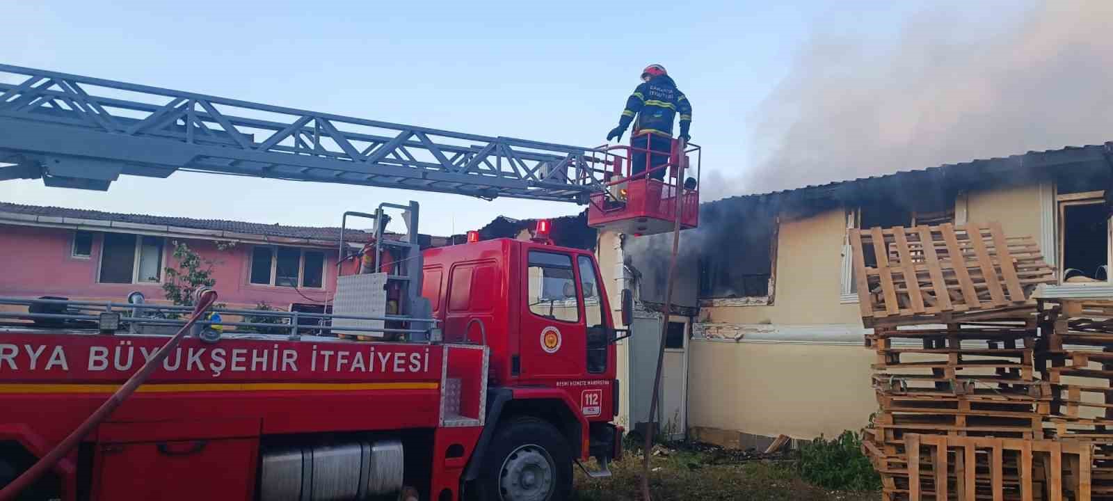İki katlı ahşap ev alevlere teslim oldu 6 iki katli ahsap ev alevlere teslim oldu 2 I7NNmgwd