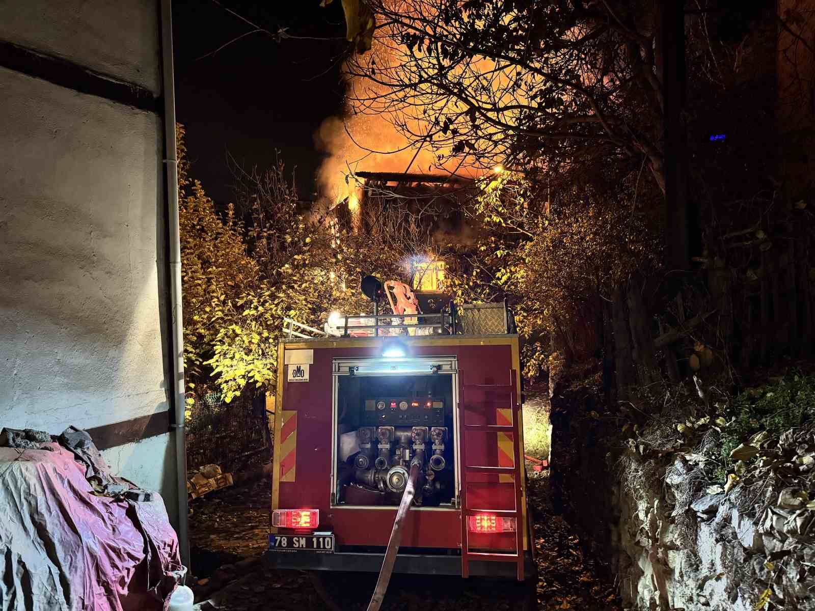 İki katlı ahşap ev alevlere teslim oldu 7 iki katli ahsap ev alevlere teslim oldu 3 3yZ8FARz