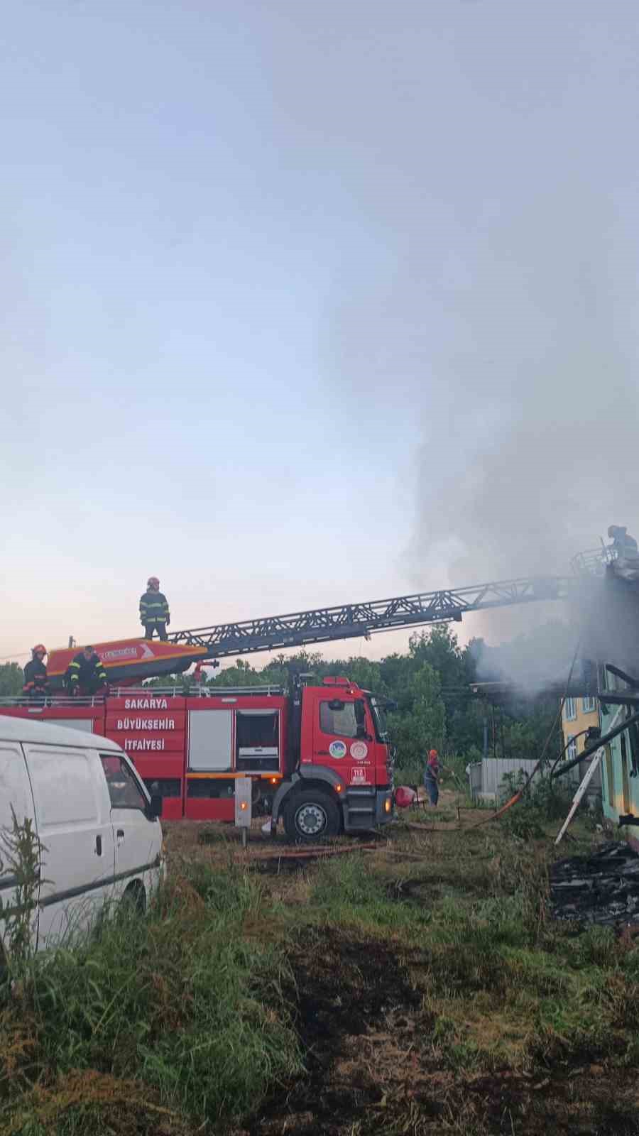 İki katlı ahşap ev alevlere teslim oldu 7 iki katli ahsap ev alevlere teslim oldu 3 V6embwik