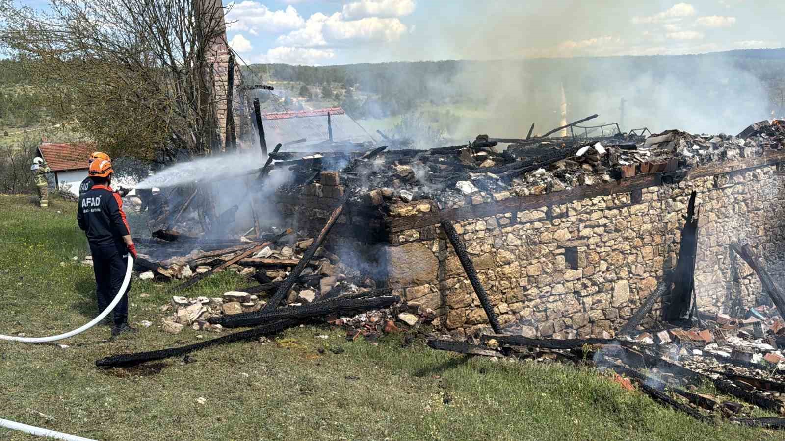 iki katli ahsap ev alevlere teslim oldu engelli kadini komsulari kurtardi 2 wwUbDrME