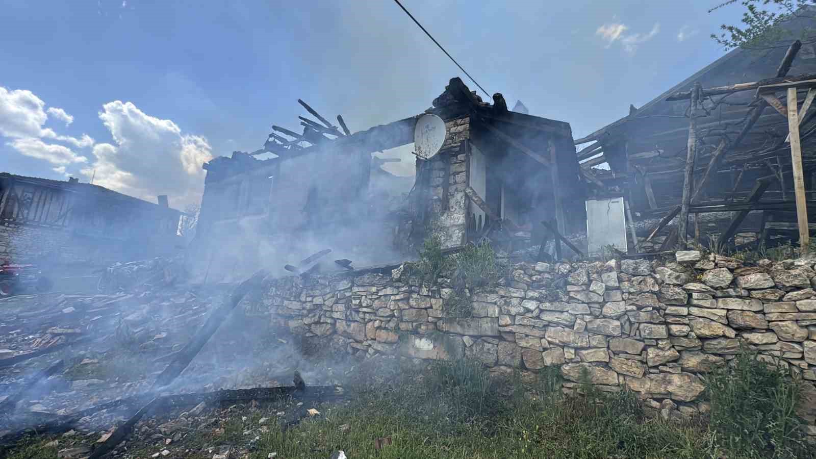 iki katli ahsap ev alevlere teslim oldu engelli kadini komsulari kurtardi 3 1e8MZOyt