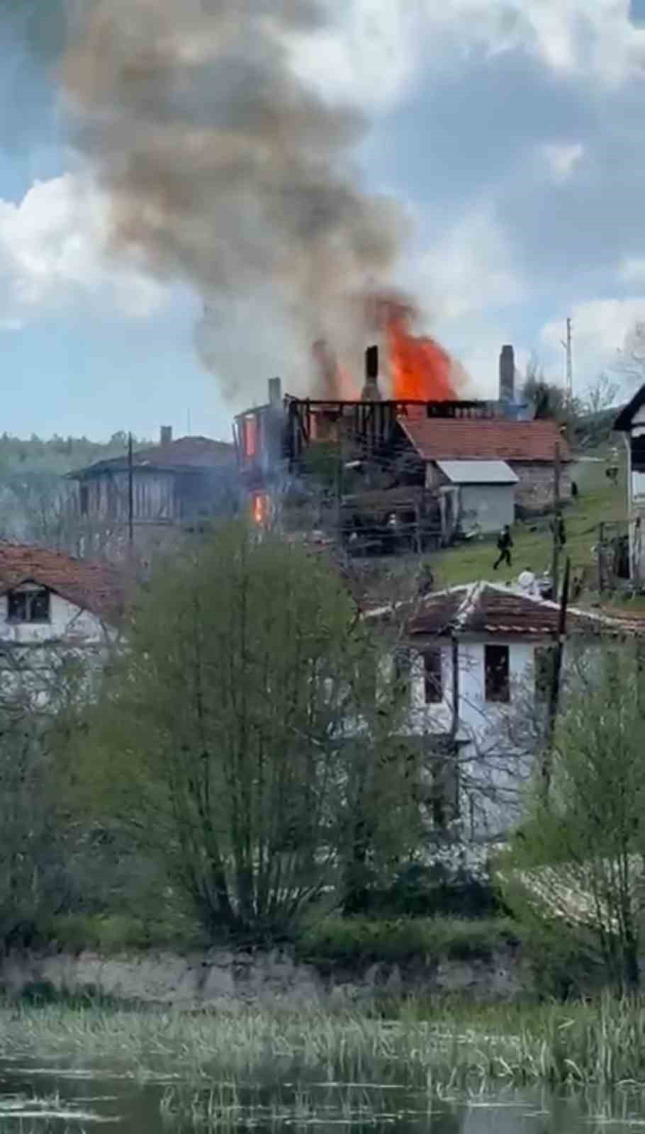 iki katli ahsap ev alevlere teslim oldu engelli kadini komsulari kurtardi 4 WCvdz7L8