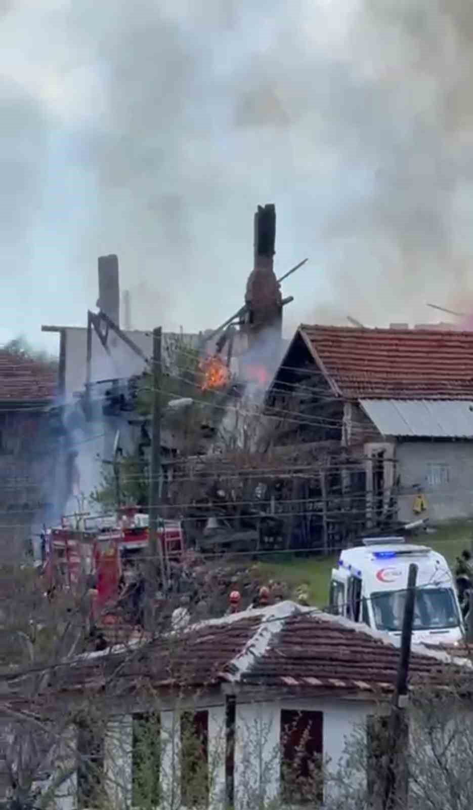 iki katli ahsap ev alevlere teslim oldu engelli kadini komsulari kurtardi 6 Orkk1O32