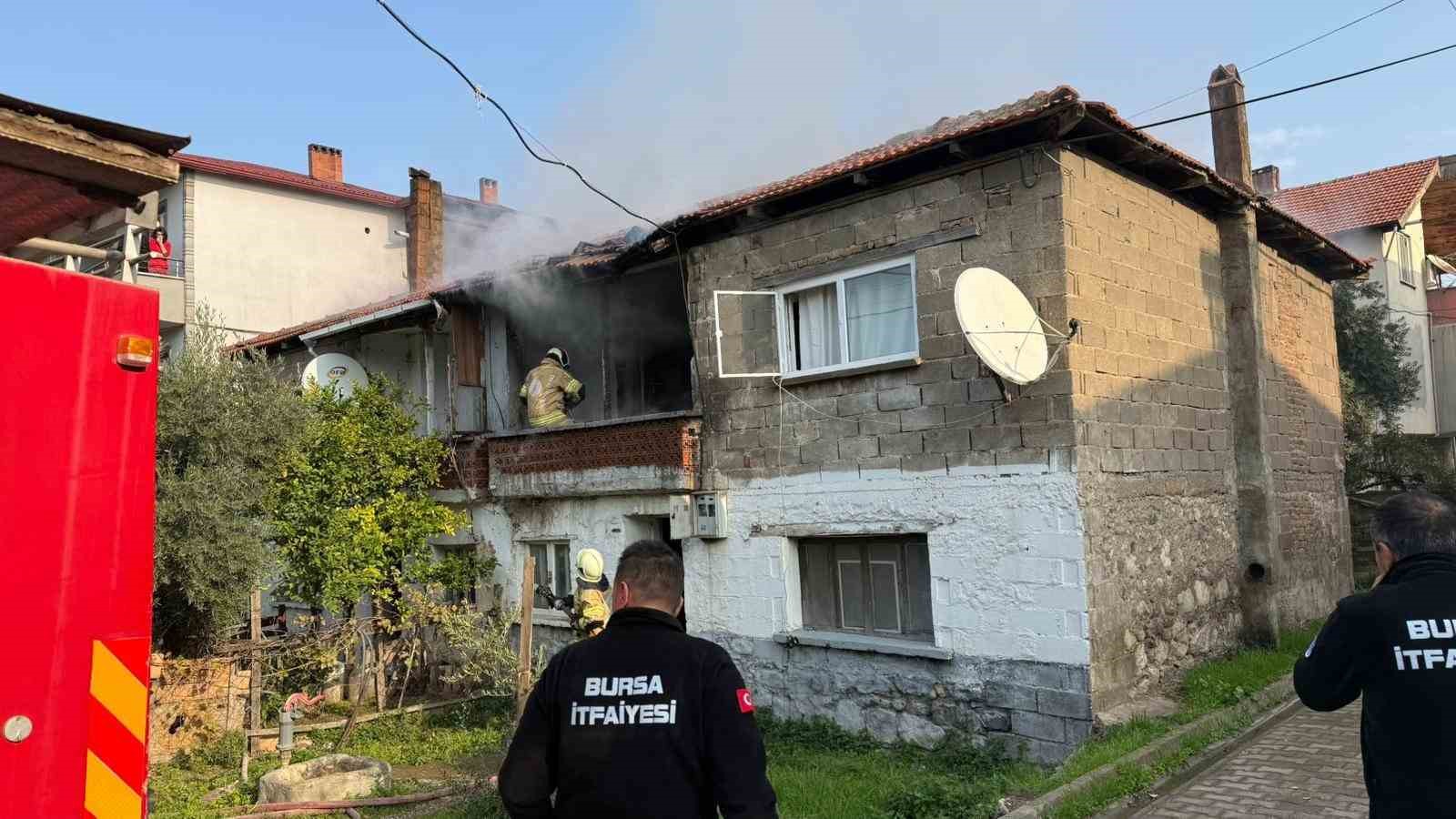 iki katli evde yangin panigi mahalleyi sardi 0 1UL6frWI