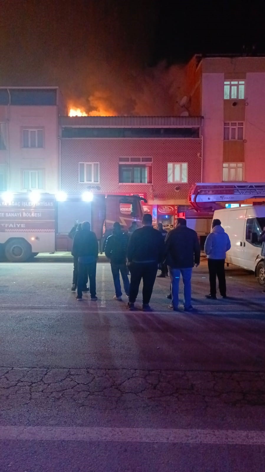 iki katli evin catisinda cikan yangin panige neden oldu 5 LULUKIuC
