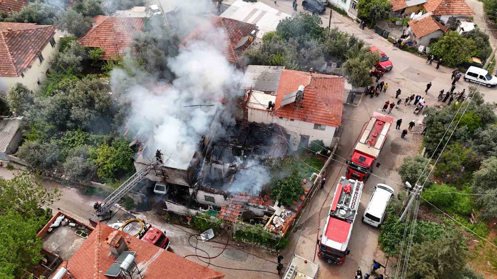 iki katli gecekonduda cikan yangin bitisigindeki eve sicradi 1 wqTTv39b