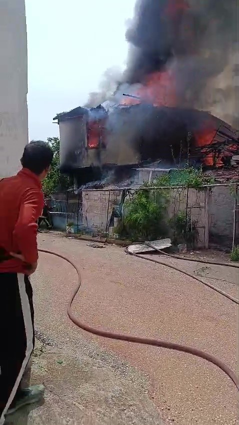iki katli gecekonduda cikan yangin bitisigindeki eve sicradi 11 3Th6viGG