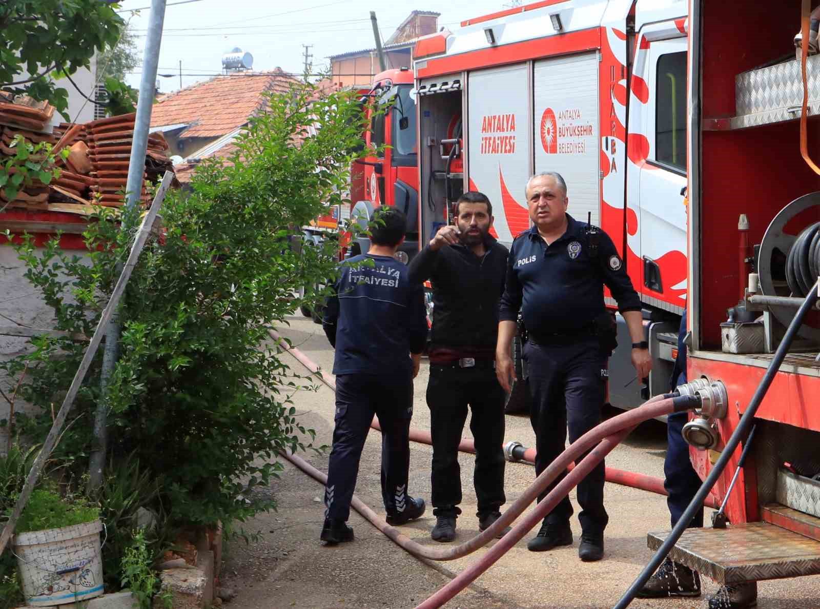 iki katli gecekonduda cikan yangin bitisigindeki eve sicradi 3 IPBtbbDU