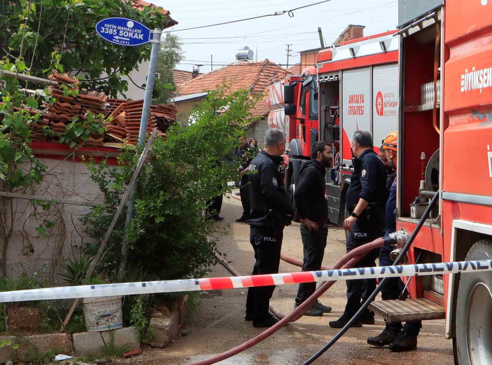 iki katli gecekonduda cikan yangin bitisigindeki eve sicradi 7 G2kvnzmX