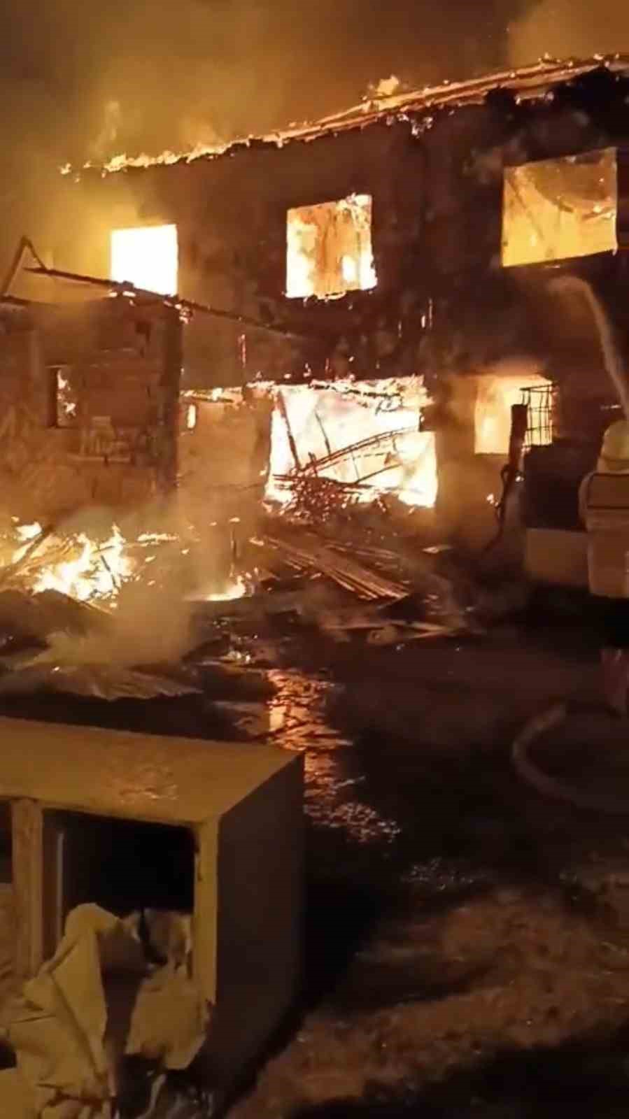 iki katli mustakil ev kule dondu gorme engelli bir kisi hayatini kaybetti 0 DWBtviZN