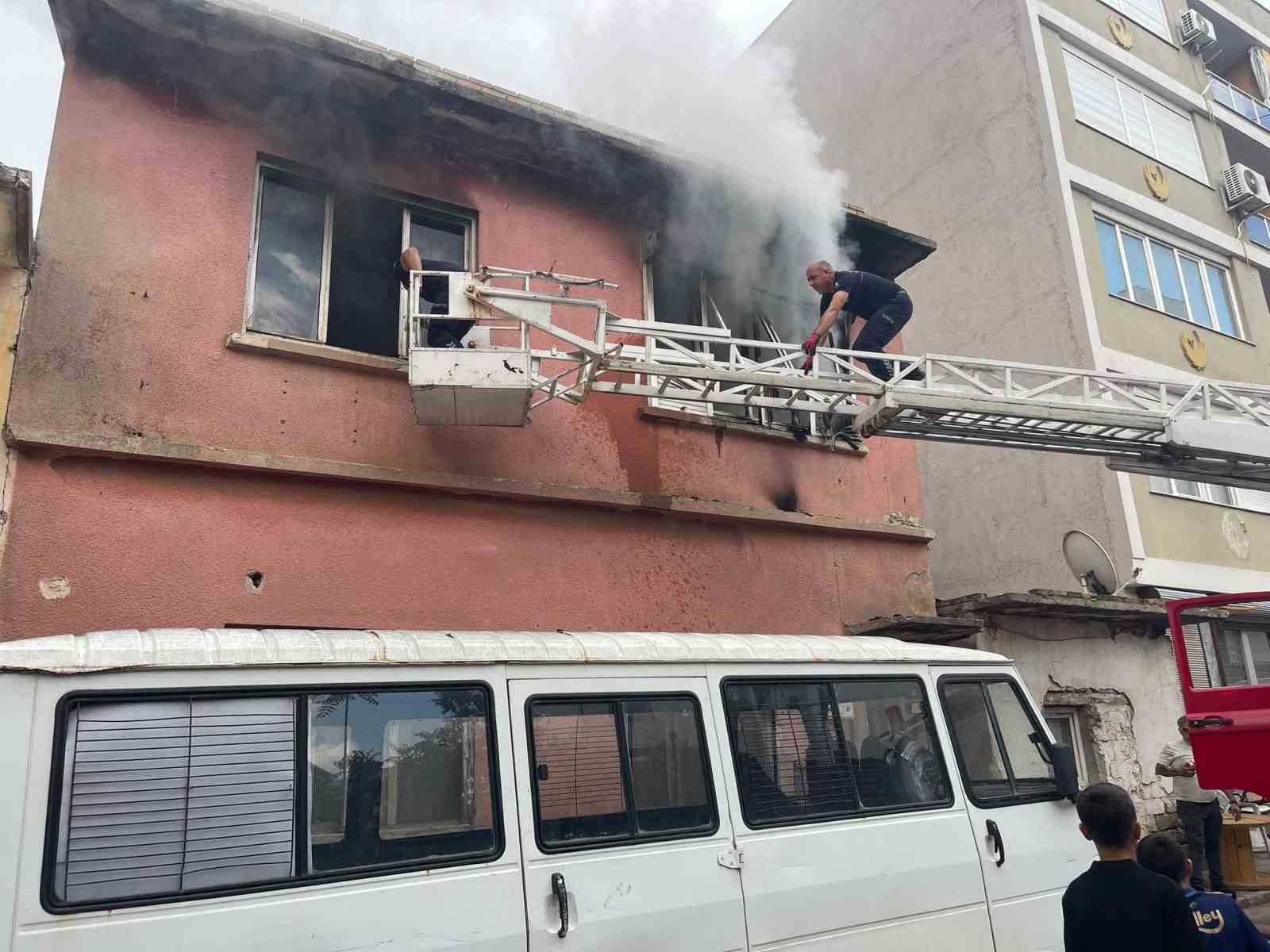 İki katlı müstakil evde çıkan yangın korkuttu 6 iki katli mustakil evde cikan yangin korkuttu 2 ln16C9bF