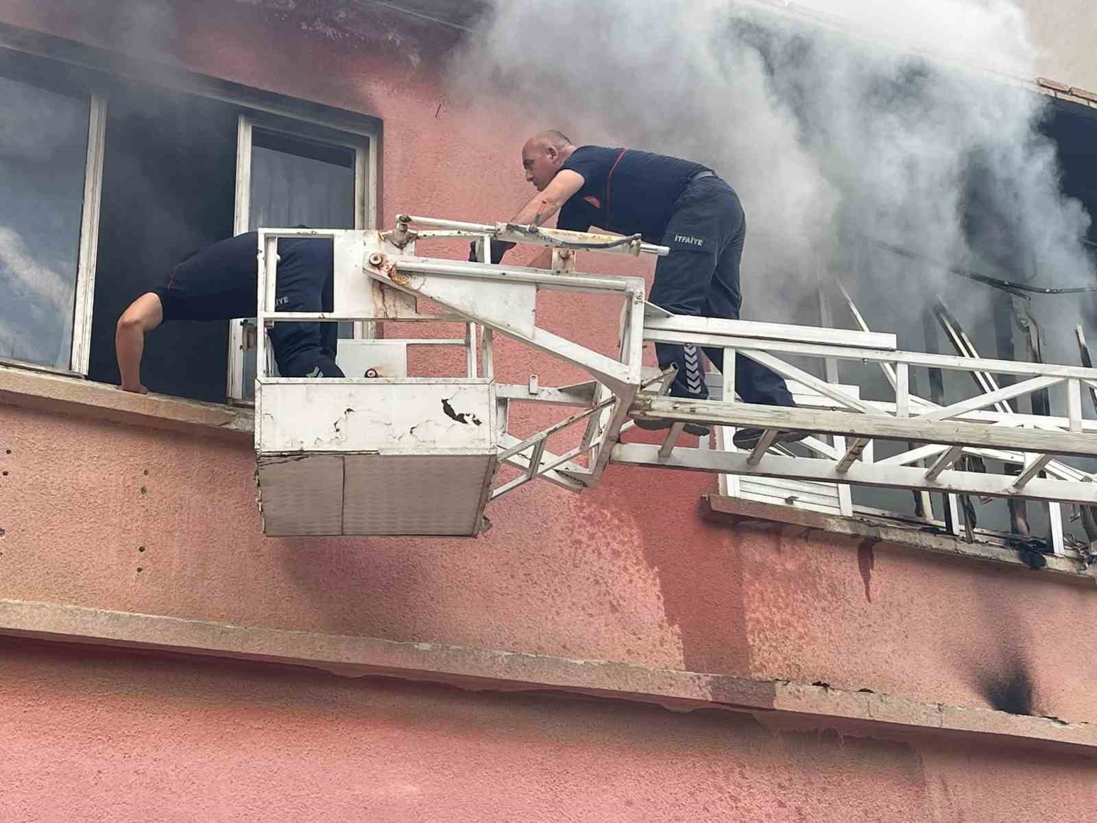 İki katlı müstakil evde çıkan yangın korkuttu 7 iki katli mustakil evde cikan yangin korkuttu 3 uJu7KsL4
