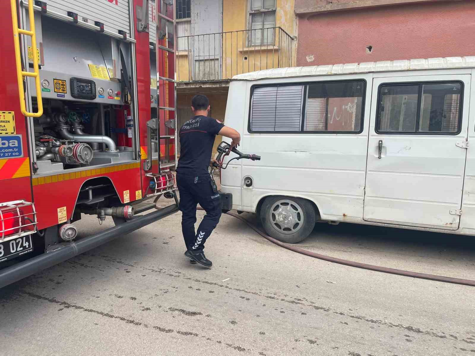 İki katlı müstakil evde çıkan yangın korkuttu 9 iki katli mustakil evde cikan yangin korkuttu 5 DP6vz86s