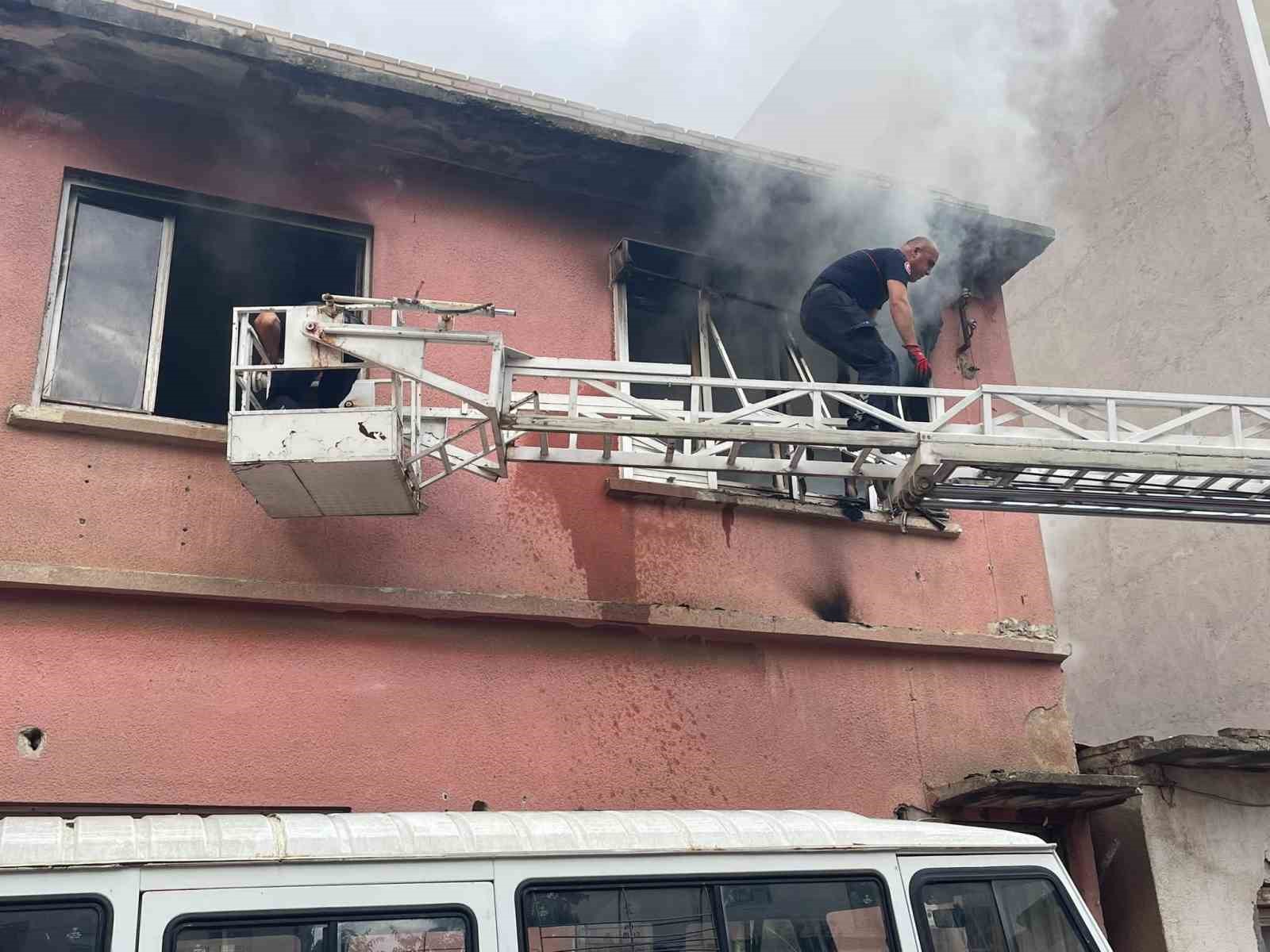 İki katlı müstakil evde çıkan yangın korkuttu 10 iki katli mustakil evde cikan yangin korkuttu 6 bcei72wT