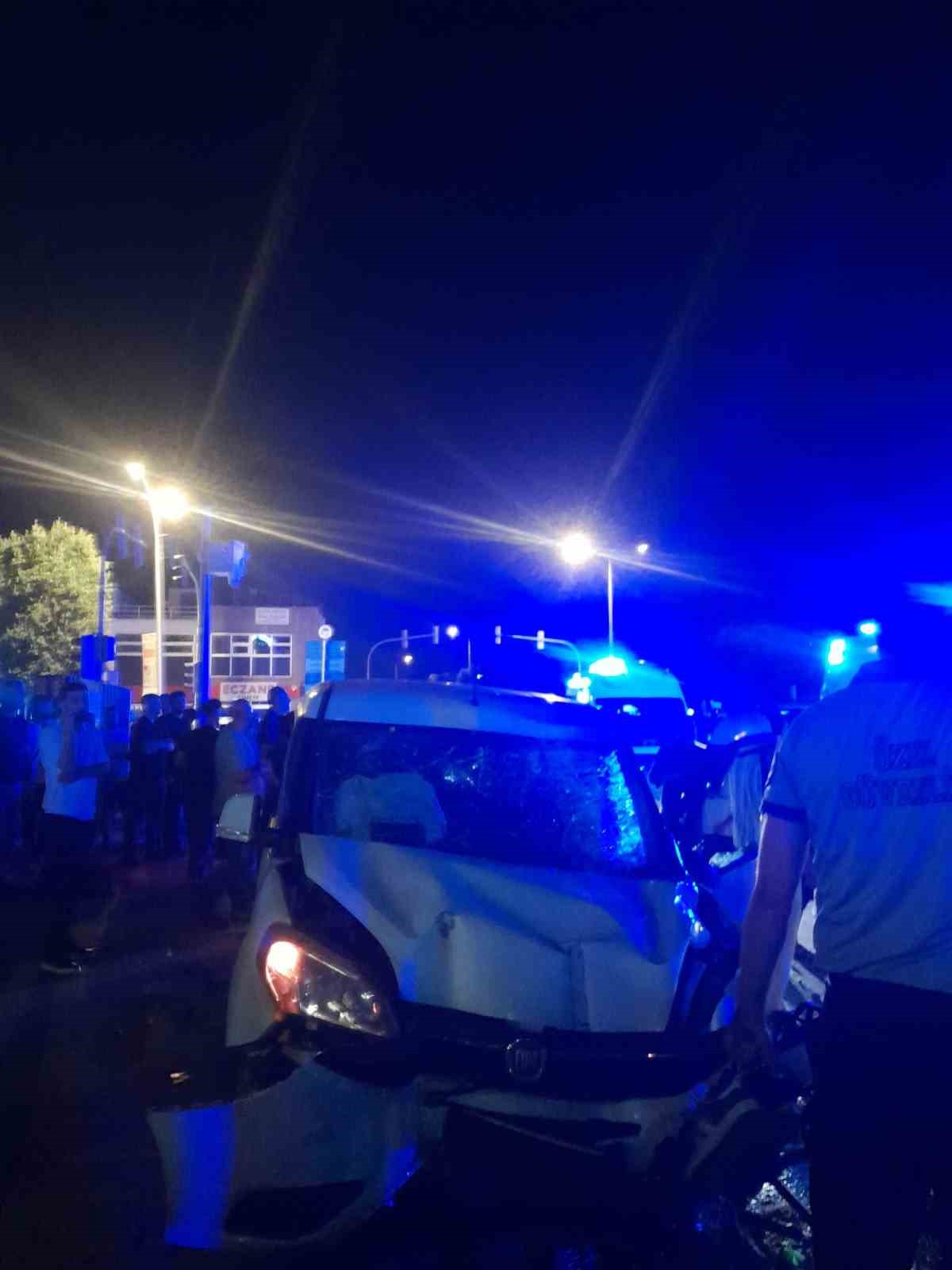 İki motosiklete çarpan sürücü ortalığı savaş alanına çevirdi: 1 ölü, 3 yaralı 8 iki motosiklete carpan surucu ortaligi savas alanina cevirdi 1 olu 3 yarali 4