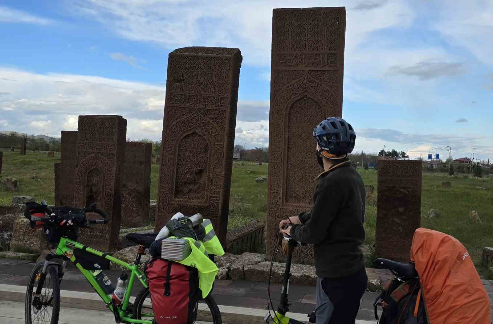 iki ogretmenden van golu cevresinde 423 kilometrelik bisiklet turu 0 MpKtzTfJ