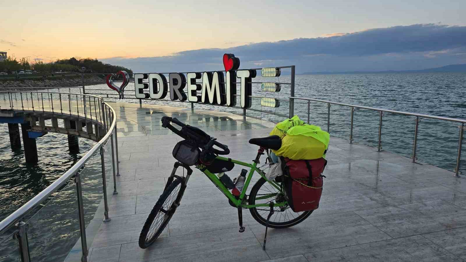 iki ogretmenden van golu cevresinde 423 kilometrelik bisiklet turu 8 MPJG8UNU