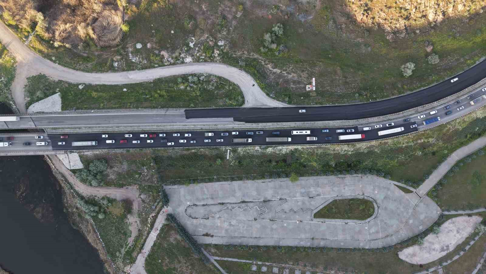iki otomobil carpisti 3 kisi yaralandi trafik yogunlugu havadan goruntulendi 1 OvfiJhQi