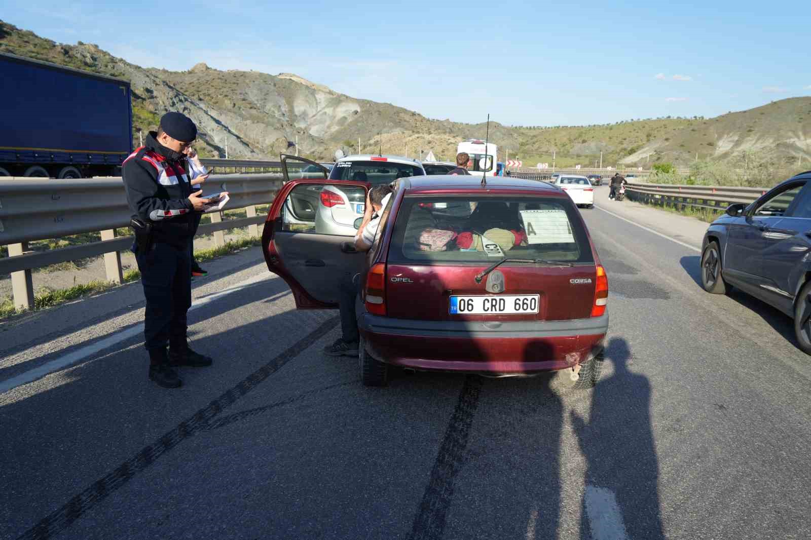 iki otomobil carpisti 3 kisi yaralandi trafik yogunlugu havadan goruntulendi 2 tREDGkO3