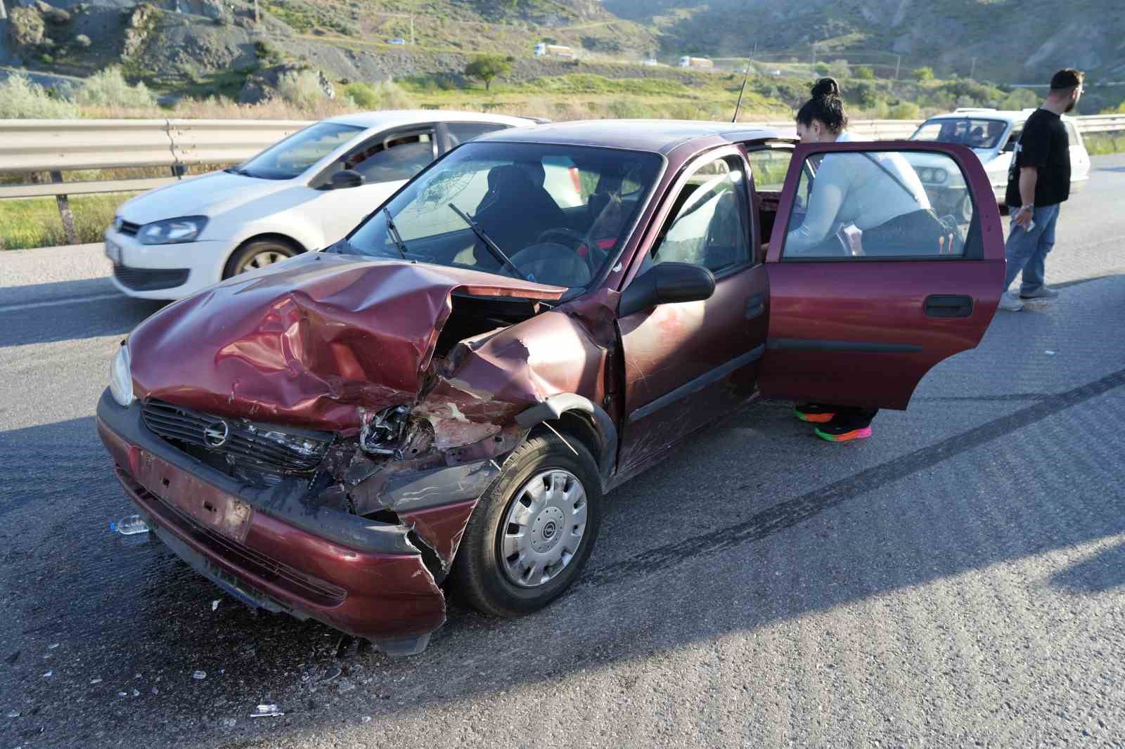 iki otomobil carpisti 3 kisi yaralandi trafik yogunlugu havadan goruntulendi 3 4ShwCg4H
