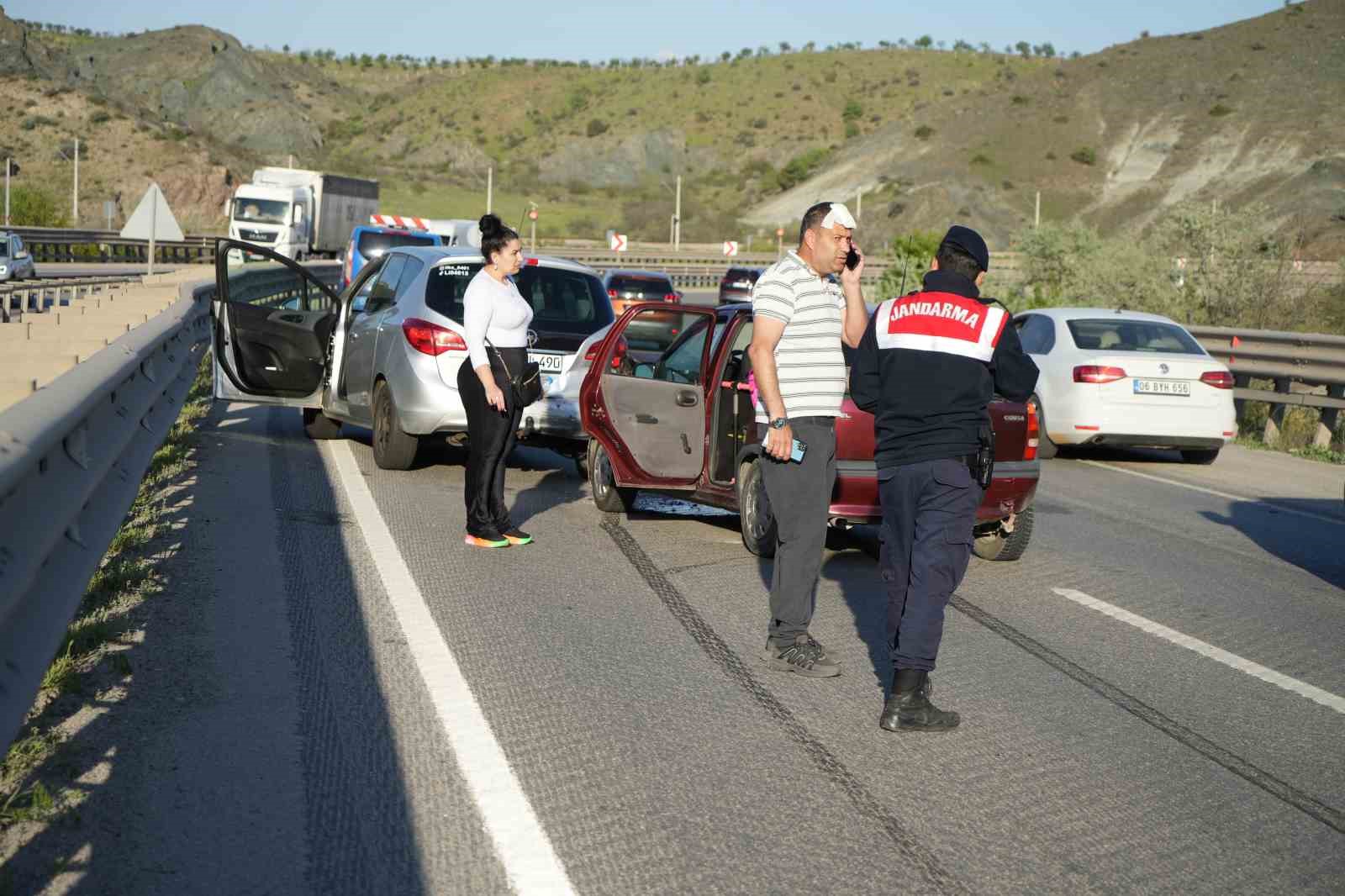 iki otomobil carpisti 3 kisi yaralandi trafik yogunlugu havadan goruntulendi 4 ZKiHOPH8