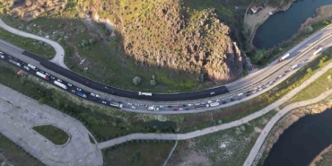 iki-otomobil-carpisti-3-kisi-yaralandi-trafik-yogunlugu-havadan-goruntulendi-GAMknqkC.jpg