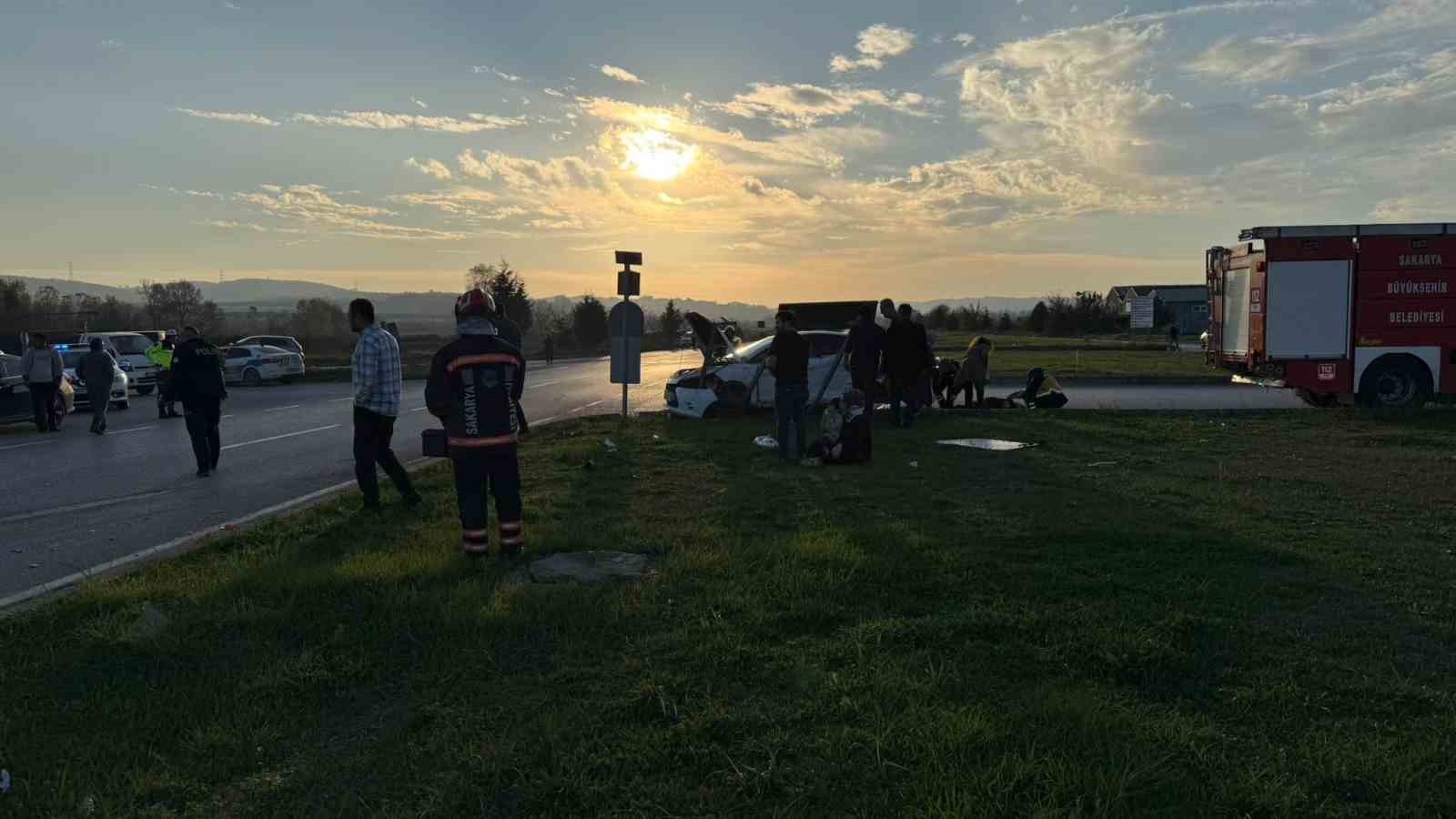 İki otomobil çarpıştı, ortalık savaş alanına döndü: 6 yaralı 4 iki otomobil carpisti ortalik savas alanina dondu 6 yarali 0 a4zegwjA