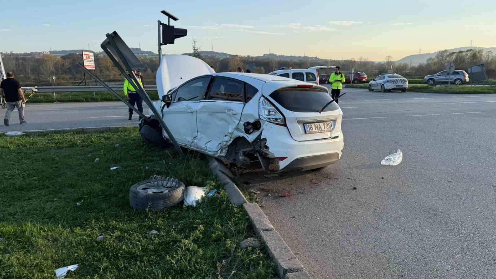 İki otomobil çarpıştı, ortalık savaş alanına döndü: 6 yaralı 6 iki otomobil carpisti ortalik savas alanina dondu 6 yarali 2 uX3gyQGR