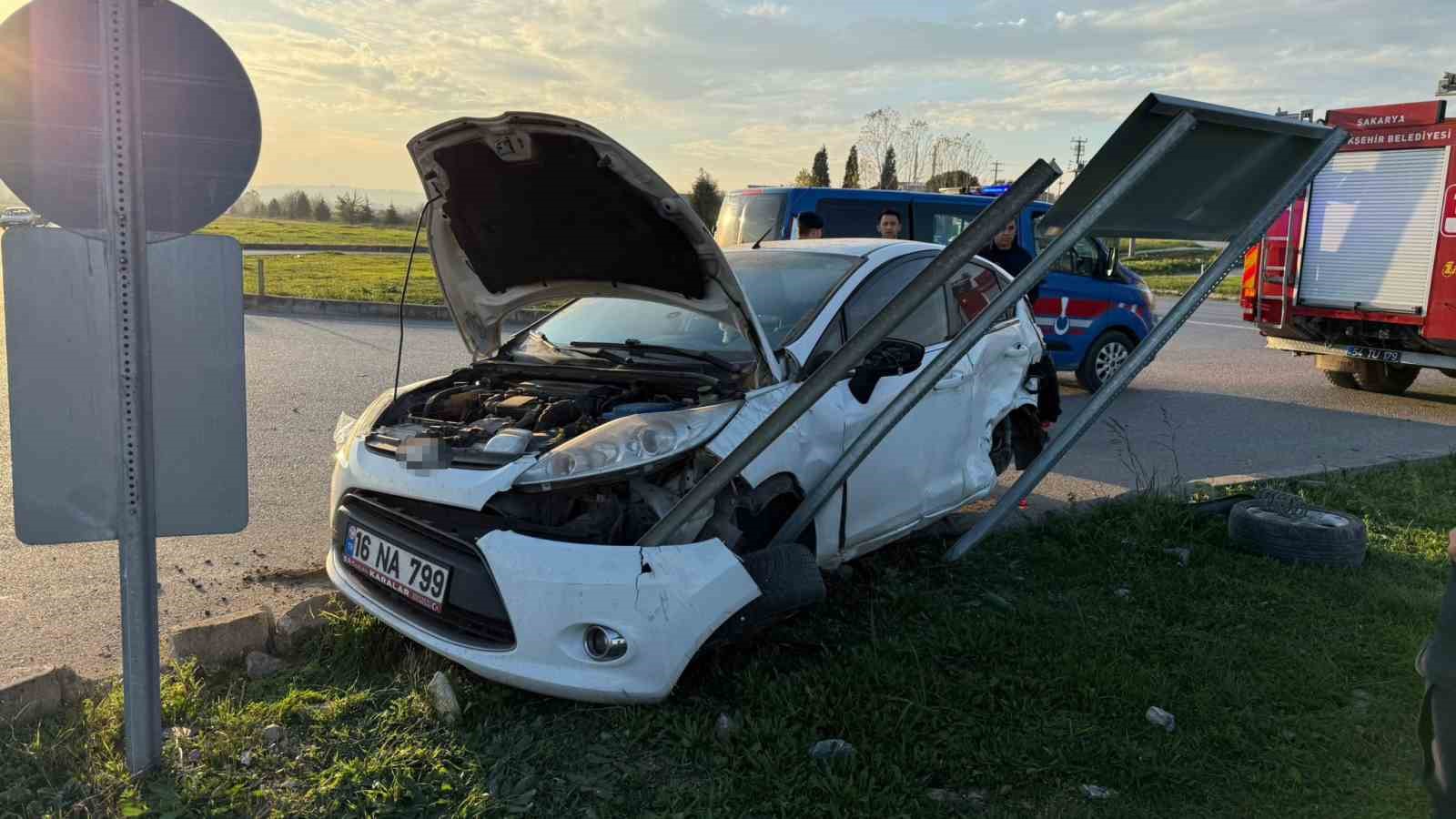 İki otomobil çarpıştı, ortalık savaş alanına döndü: 6 yaralı 7 iki otomobil carpisti ortalik savas alanina dondu 6 yarali 3 WsUe4jqw