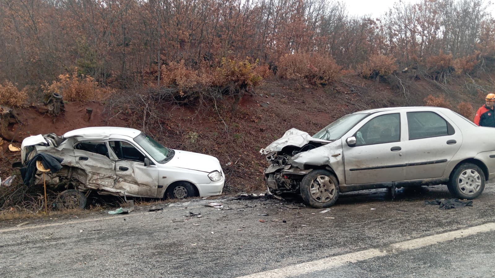 iki otomobil kafa kafaya carpisti 1 olu 1i agir 2 yarali 0 CNMbH7PL