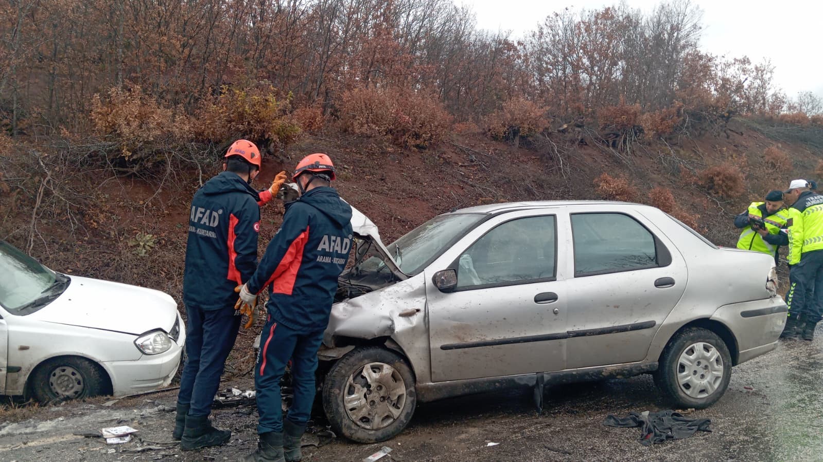 iki otomobil kafa kafaya carpisti 1 olu 1i agir 2 yarali 1 HLJ55rfA