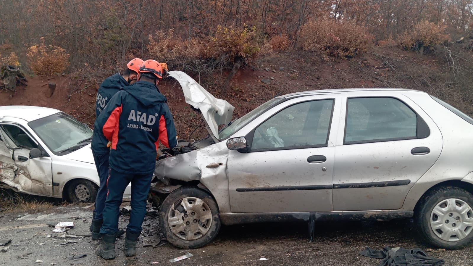 iki otomobil kafa kafaya carpisti 1 olu 1i agir 2 yarali 2 pHrReHaM