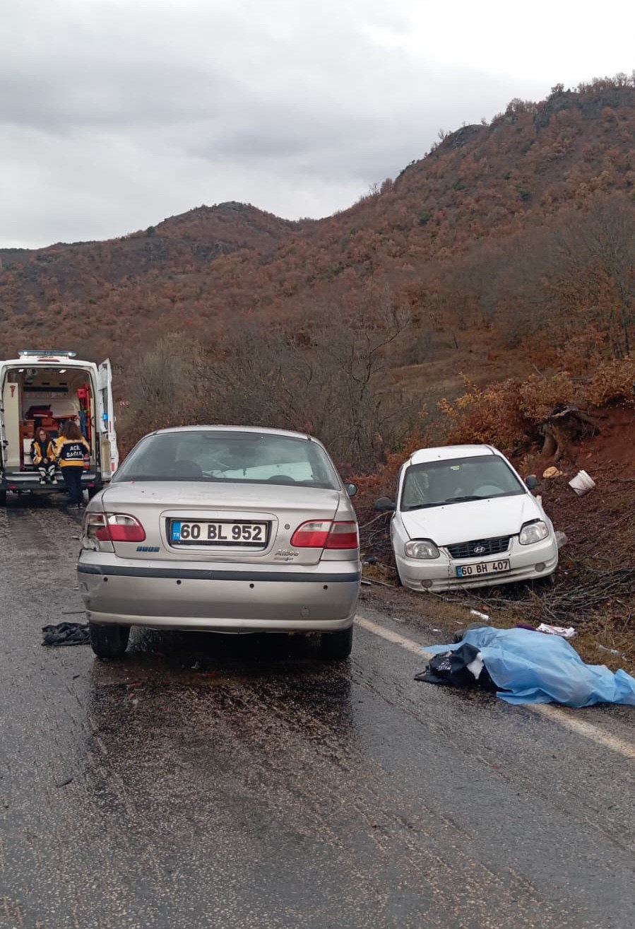 iki otomobil kafa kafaya carpisti 1 olu 1i agir 2 yarali 4 gkNV86K5