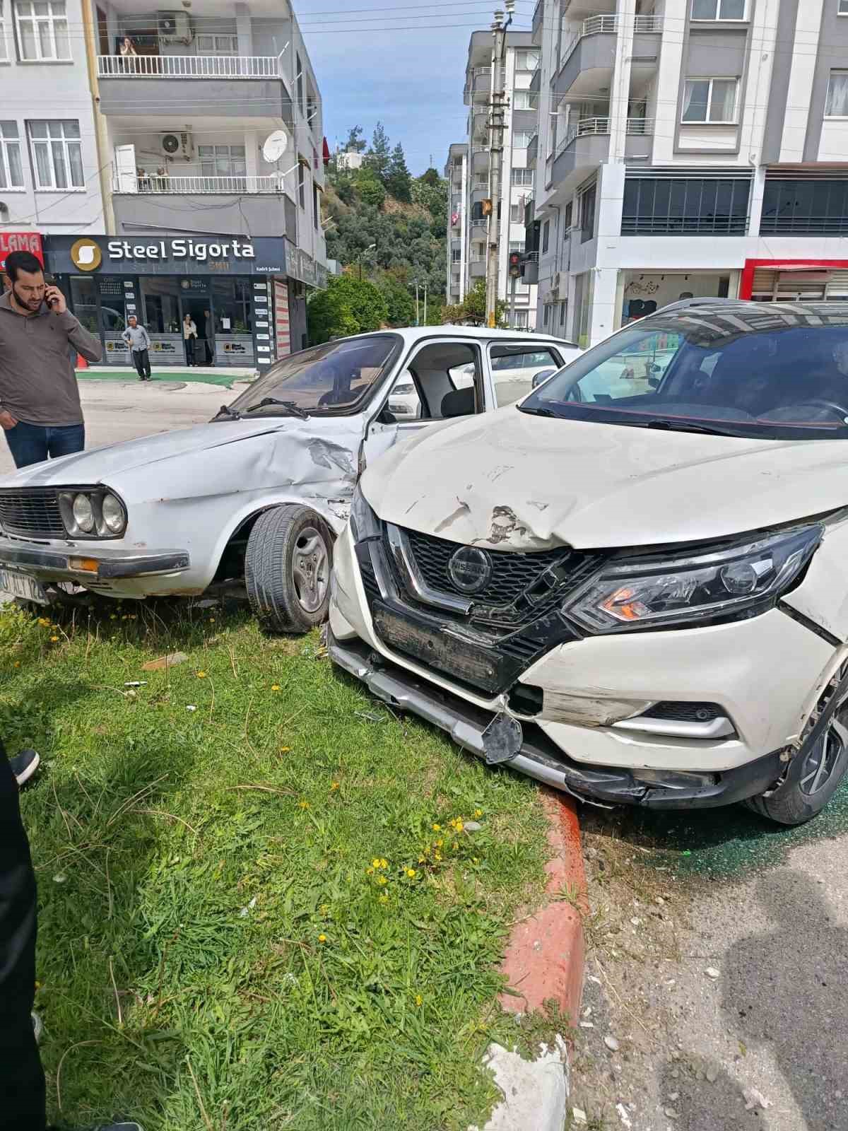 iki otomobilin carpistigi kaza ani kamerada 0 lrKGU4Z8
