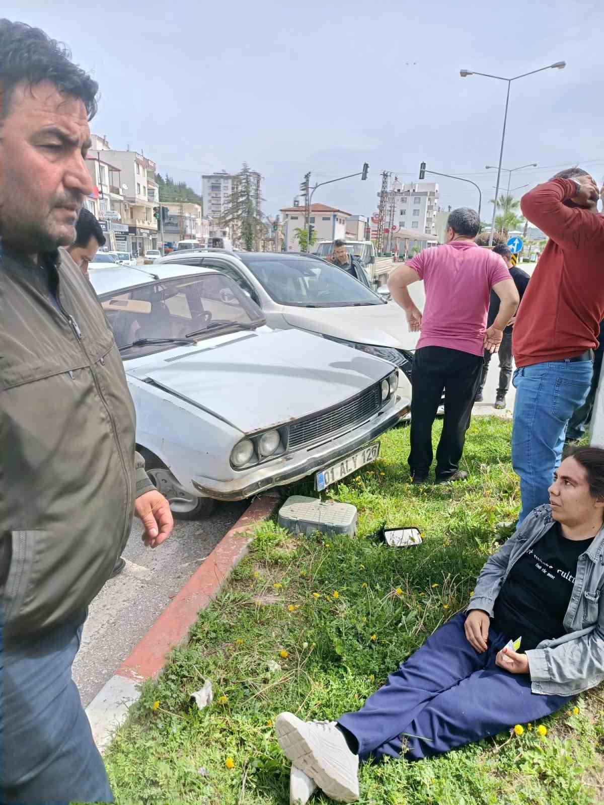 iki otomobilin carpistigi kaza ani kamerada 1 UIQWft4Z