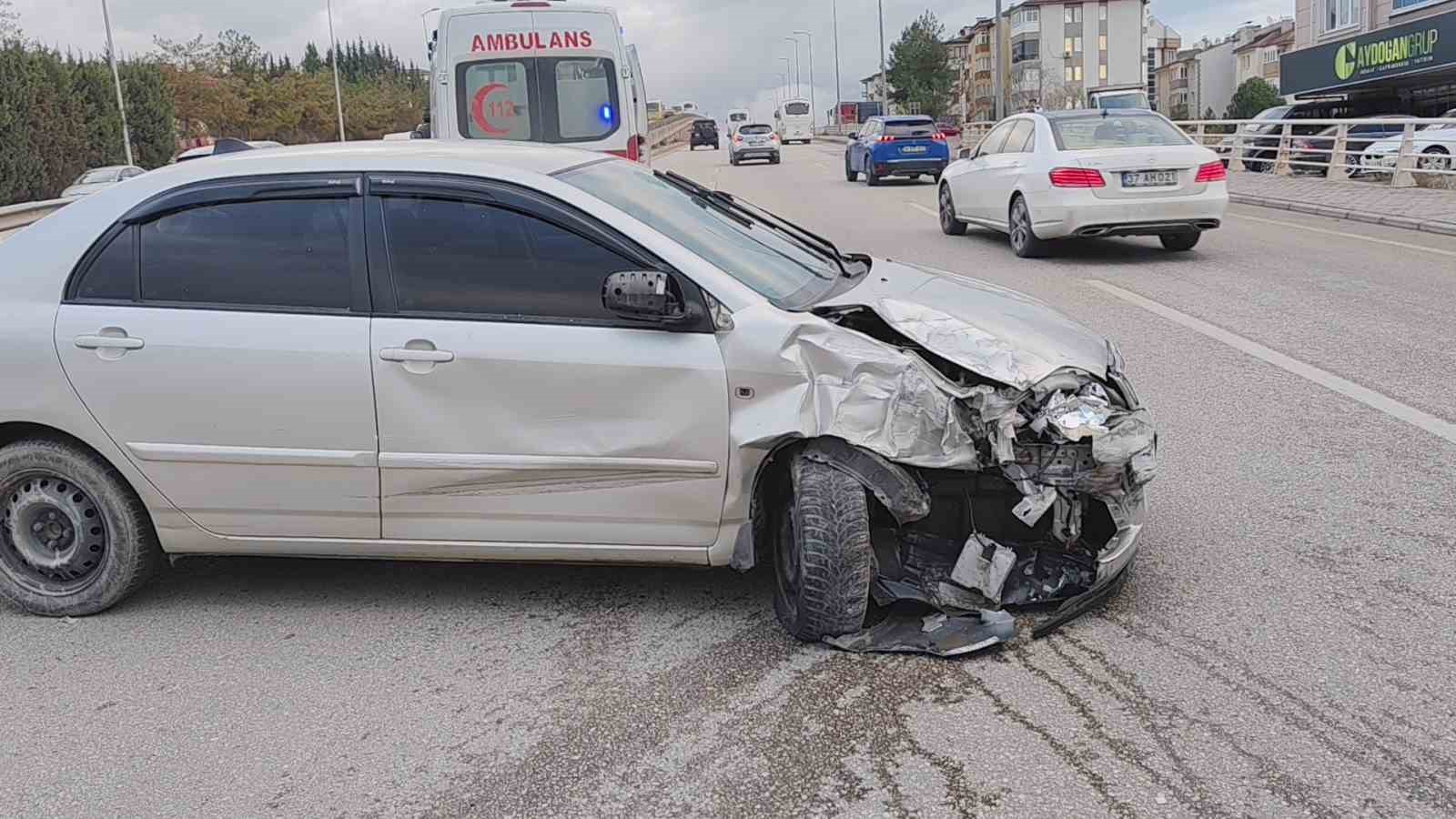 iki otomobilin carpistigi kaza ani kamerada 1 yarali 0