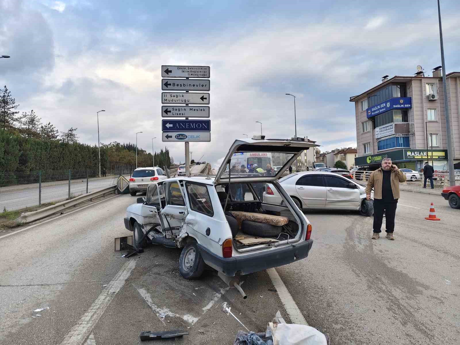 iki otomobilin carpistigi kaza ani kamerada 1 yarali 1 tIvpI6SK