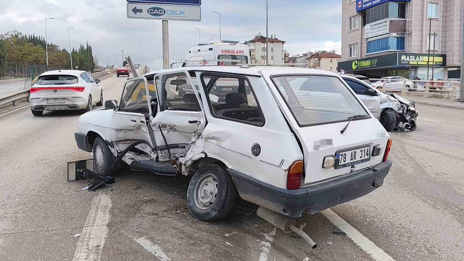 iki otomobilin carpistigi kaza ani kamerada 1 yarali 2 6asIhkaU