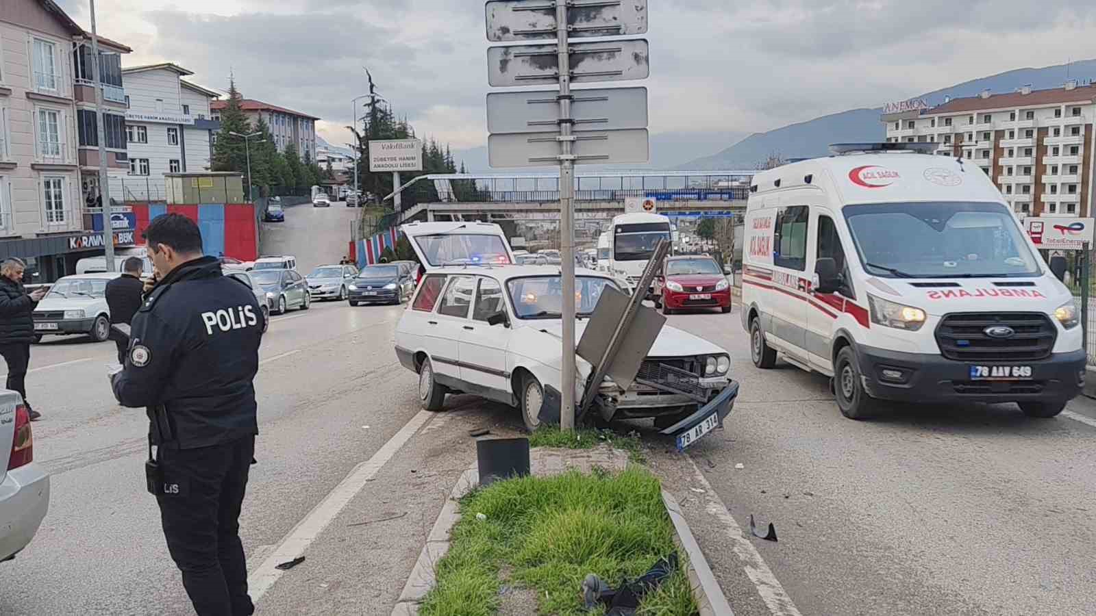 iki otomobilin carpistigi kaza ani kamerada 1 yarali 3 Dsi1GyJK