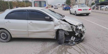 iki-otomobilin-carpistigi-kaza-ani-kamerada-1-yarali-KSEb9OKt.jpg