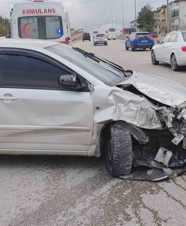 iki-otomobilin-carpistigi-kaza-ani-kamerada-1-yarali-KSEb9OKt.jpg