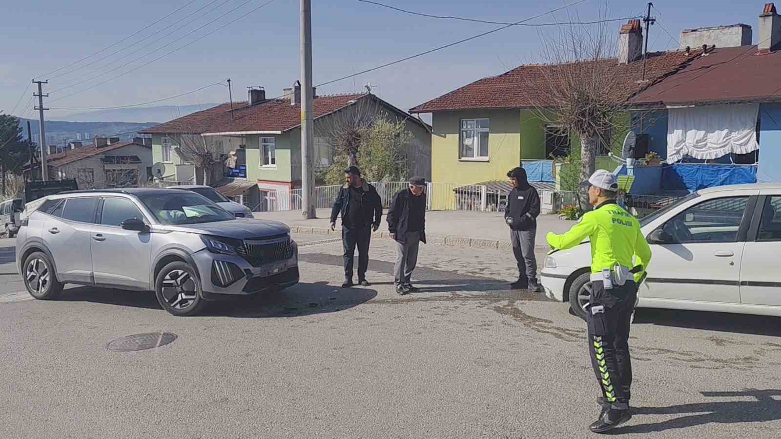 İki otomobilin çarpıştığı kazada 3 kişi yaralandı 4 iki otomobilin carpistigi kazada 3 kisi yaralandi 0 9MZImbbH
