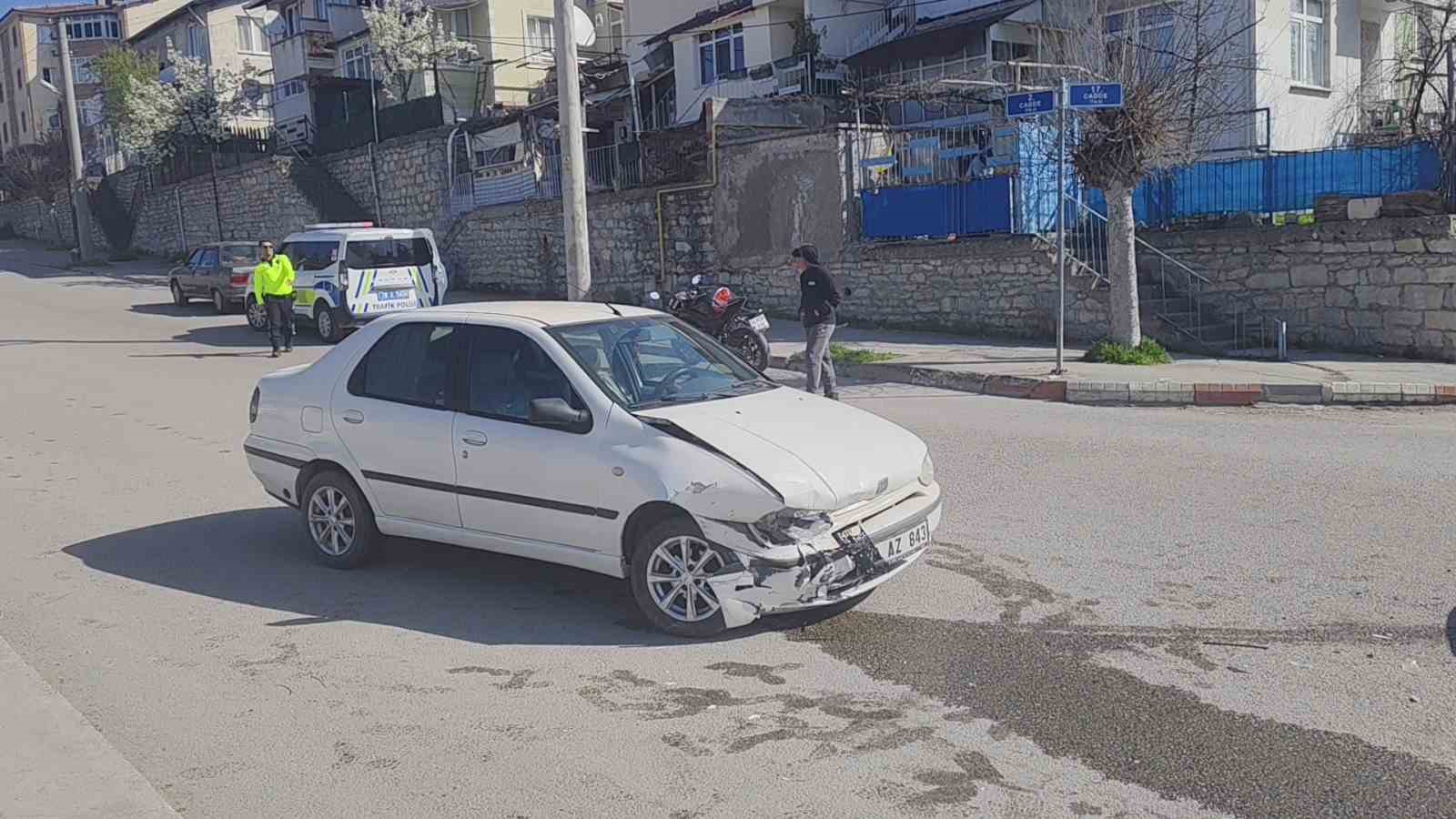 İki otomobilin çarpıştığı kazada 3 kişi yaralandı 5 iki otomobilin carpistigi kazada 3 kisi yaralandi 1 2UQfD9N6