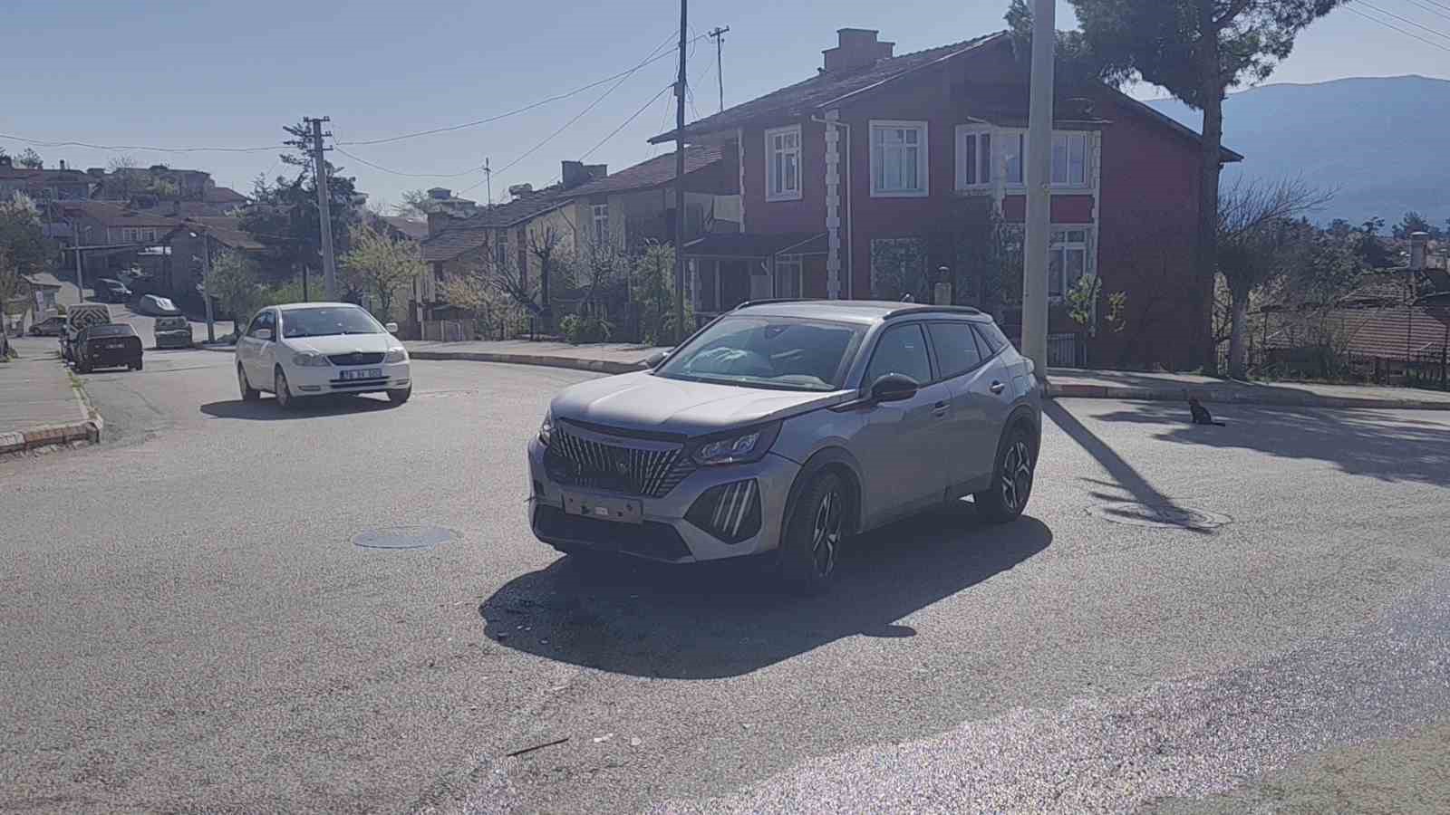 İki otomobilin çarpıştığı kazada 3 kişi yaralandı 6 iki otomobilin carpistigi kazada 3 kisi yaralandi 2 2wWLJ4Cs