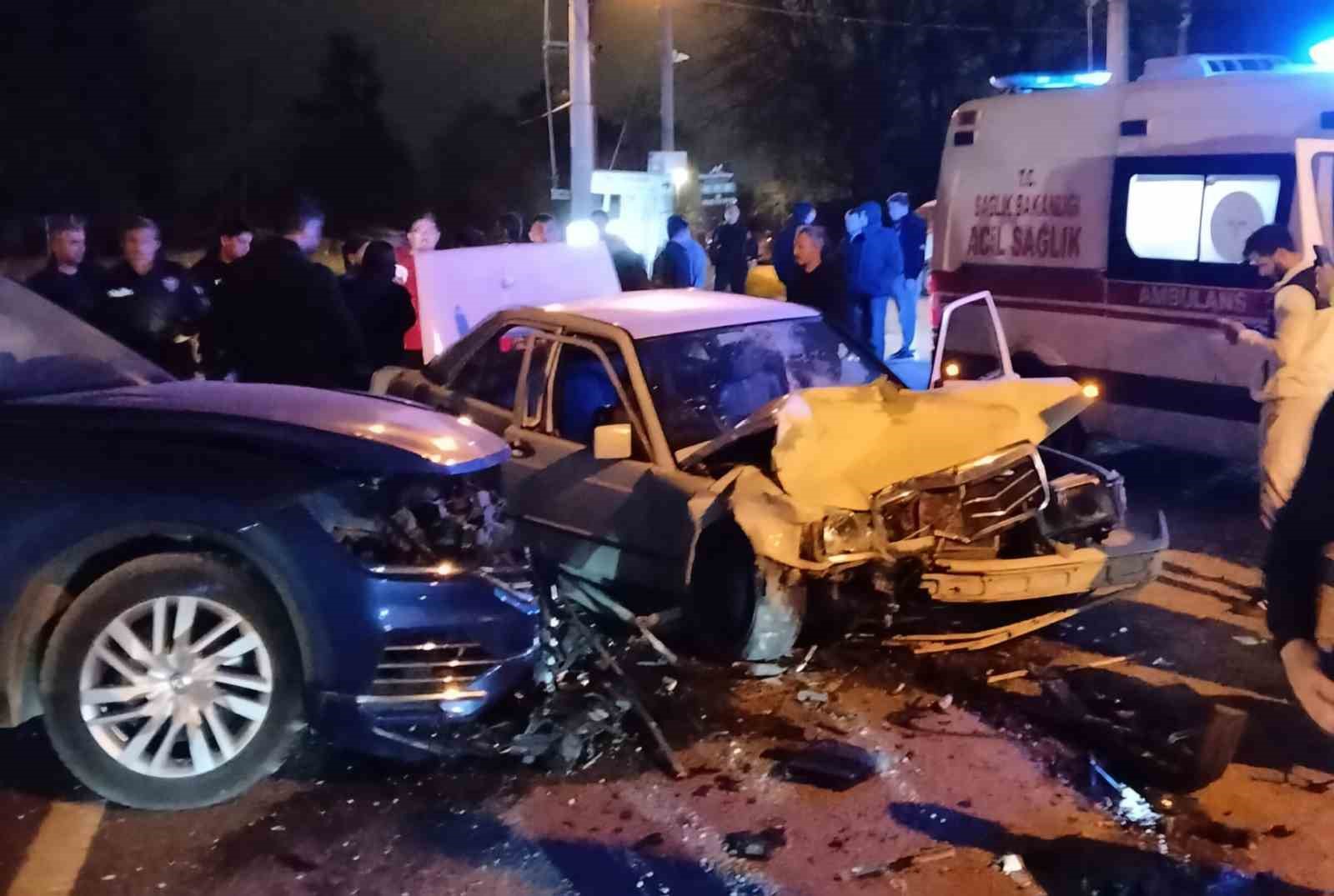 iki otomobilin carpistigi kazada 5 kisi yaralandi 2 SqwERPb3