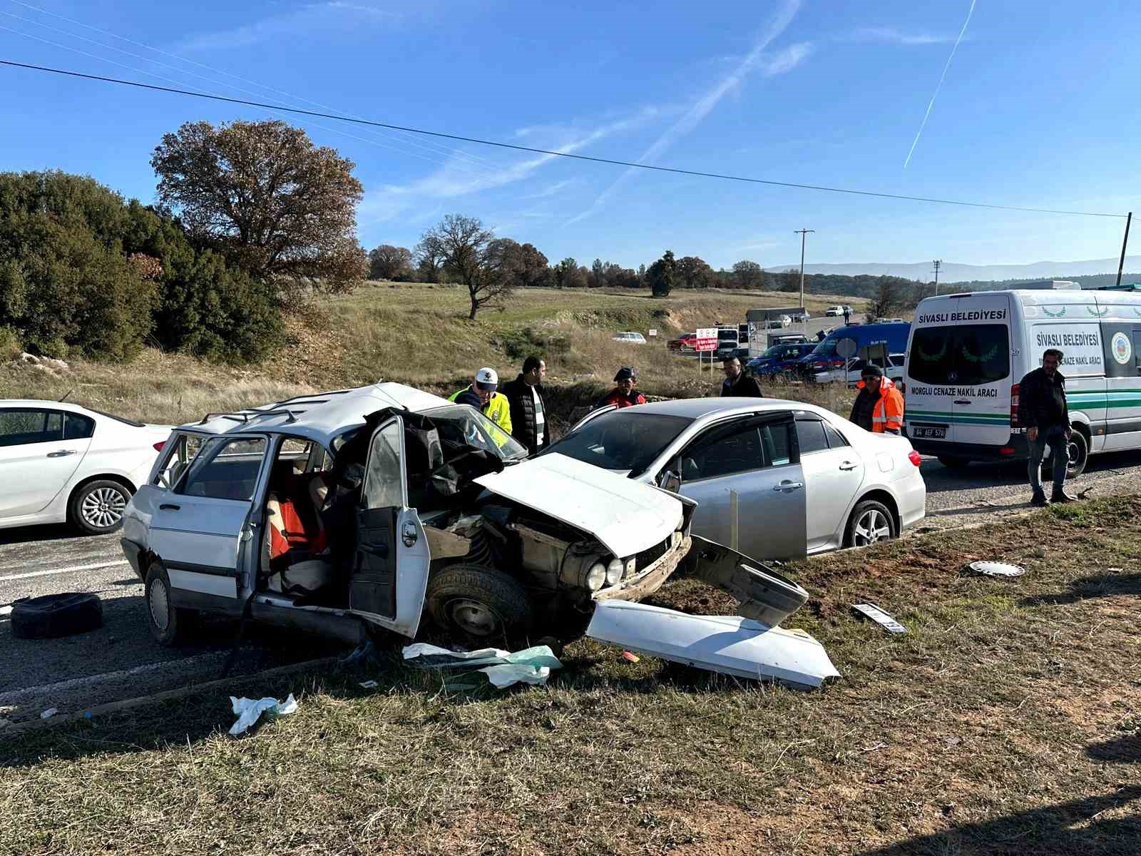 iki otomobilin carpistigi kazada yasli cift hayatini kaybetti 1